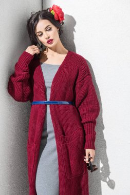 Renkli giyim ve Aksesuar studio poz esmer modelinde