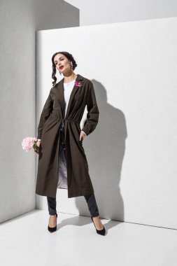 Esmer modelde şık giyim ve Aksesuar studio poz