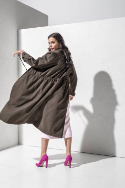 Esmer modelde şık giyim ve Aksesuar studio poz