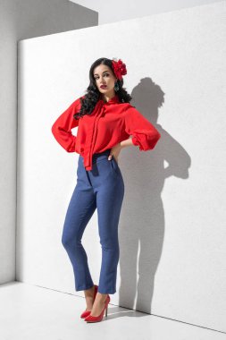 Renkli giyim ve Aksesuar studio poz esmer modelinde