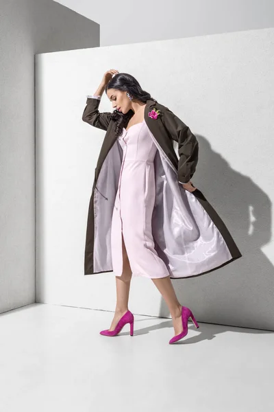 Brünettes Model in stylischer Kleidung und Accessoires posiert im Studio — Stockfoto