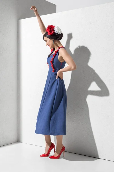 Brunett modell i färgglada klänning och tillbehör som poserar i studio — Stockfoto