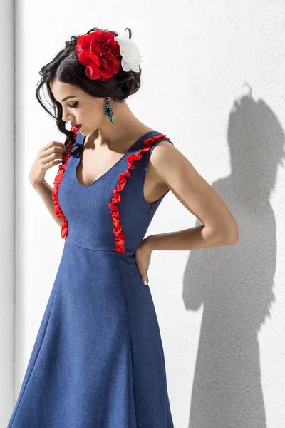 Brünettes Model in buntem Kleid und Accessoires posiert im Studio — Stockfoto