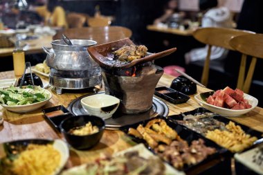 Geleneksel Vietnam sıcak nokta restoran çeşitli gıda ile