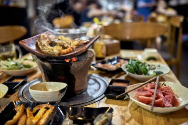 Geleneksel Vietnam sıcak nokta restoran çeşitli gıda ile