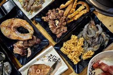 Farklı Vietnamca deniz ürünleri ve et ve sebze