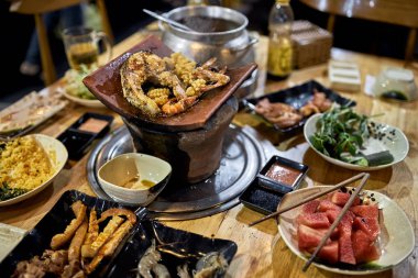 Geleneksel Vietnam sıcak nokta restoran çeşitli gıda ile