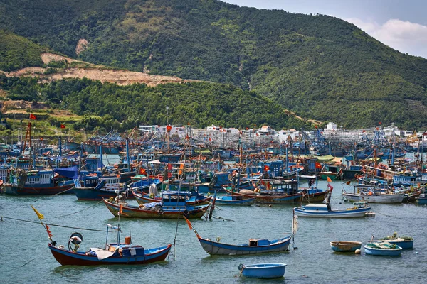 Beau paysage de baie de mer avec de nombreux bateaux de pêche au Vietnam — Photo