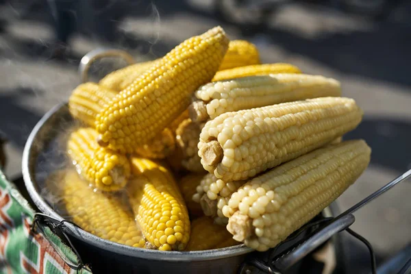 Dampfender gekochter gelber Mais in Stahlpfanne im Freien — Stockfoto