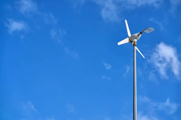 Zon op windgenerator op de blauwe hemelachtergrond — Stockfoto