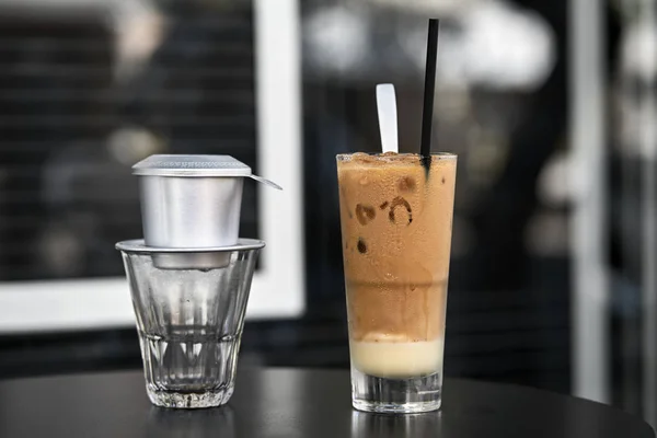 Bevanda di caffè ghiacciato colorato su tavolo nero all'aperto — Foto Stock