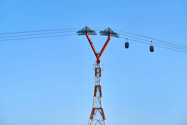 Ropeway κόκκινο-λευκό με δύο κίνηση πολύχρωμο καμπίνες — Φωτογραφία Αρχείου