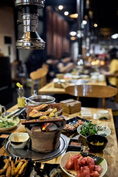 Restaurant vietnamien traditionnel avec des plats variés — Photo