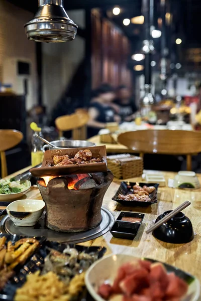 Restaurant vietnamien traditionnel avec des plats variés — Photo