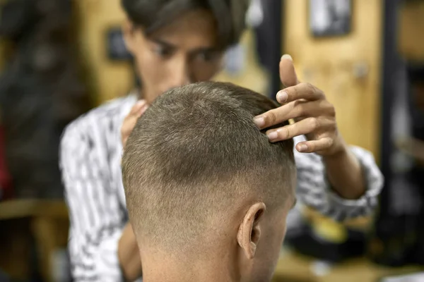 Hombre está cortando su cabello en asiático barbería — Foto de Stock