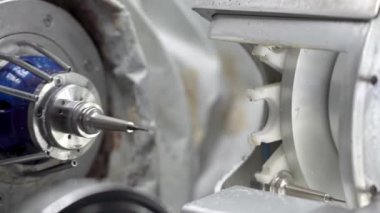 Matkap değiştiren diş Freze makinesinin Hi-Speed milinde çekim görünümü