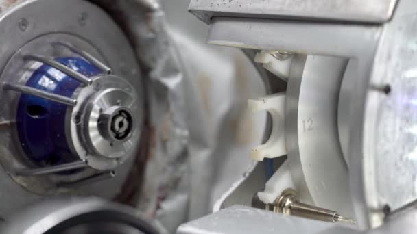 Closeup Nézd meg a nagy sebességű orsó fogászati maró gép, amely üzembe a fúró — Stock videók
