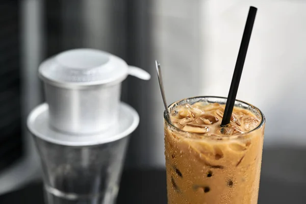 Macro foto de bebida de café gelado na mesa preta ao ar livre — Fotografia de Stock