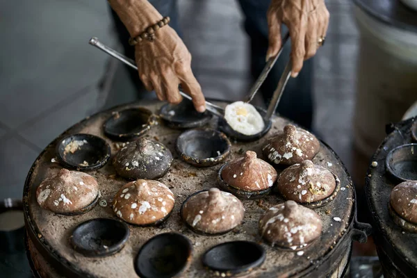 Pouliční gril s grilovanými vejci ve Vietnamu — Stock fotografie