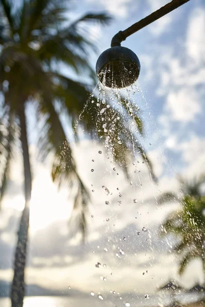 Ducha de playa con agua corriente en tubería de metal viejo — Foto de Stock