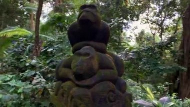 Bali maymun ormanındaki antik taş heykel