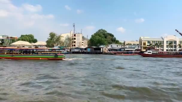 Soleado paseo marítimo de Bangkok con pocos barcos de colores — Vídeo de stock