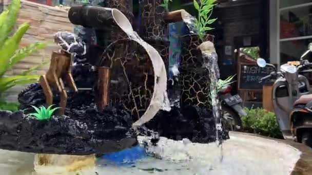 Magnifica fontana zen con figura decorativa sulla strada asiatica — Video Stock