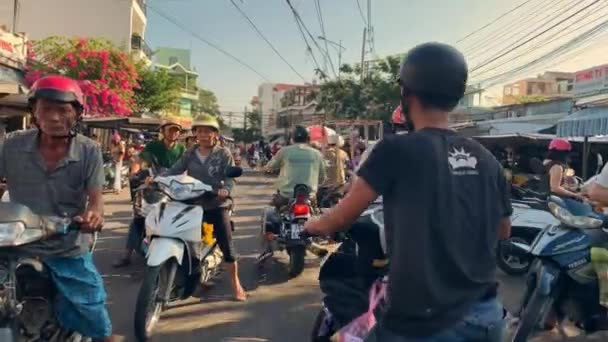Moottoripyörien suuri liikenne Nha Trangin vilkkaalla kadulla — kuvapankkivideo