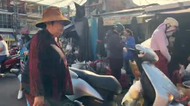 Strada trafficata di Nha Trang con molti venditori ambulanti e moto — Video Stock