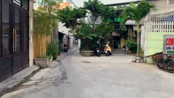 Grabación de vídeo durante el paseo en moto en la calle de Nha Trang — Vídeo de stock