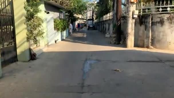 Grabación de vídeo durante el paseo en moto en la calle de Nha Trang — Vídeo de stock