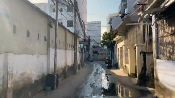 Запис відео під час мотоцикла їздити по вулиці Нячанг — стокове відео