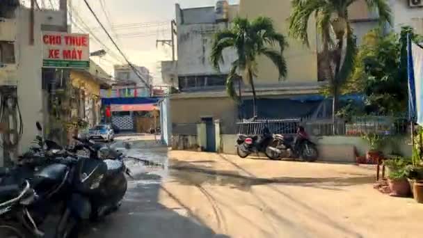 Grabación de vídeo durante el paseo en moto en la calle de Nha Trang — Vídeo de stock