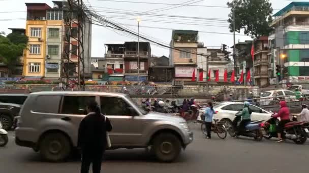Grote verkeer van motorfietsen en auto's op drukke straat in Hanoi — Stockvideo