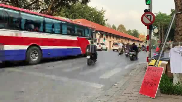 Duży ruch motocykli i samochodów na ruchliwej Crossroad w Hanoi — Wideo stockowe