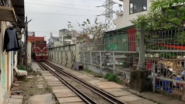 Train de voyageurs se déplaçant sur la rue étroite de Hanoi — Video