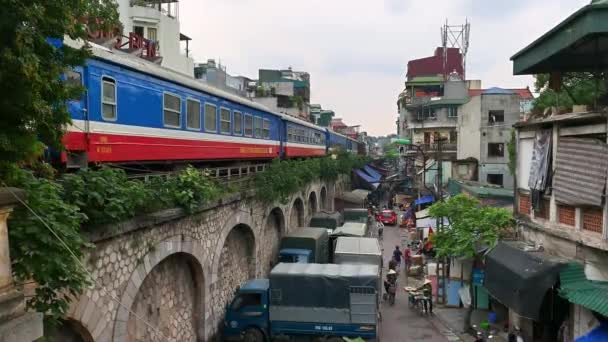Hanoin kadulla sillalla liikkuva matkustajajuna — kuvapankkivideo