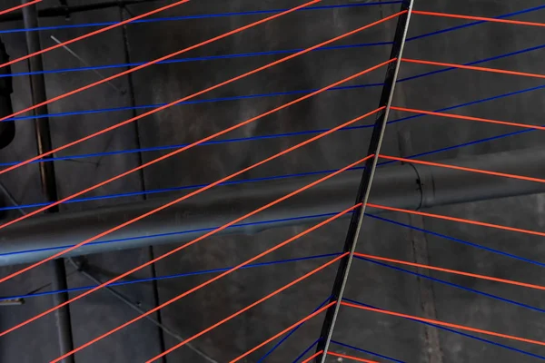 Wielokolorowe linie liny montażowe w oświetlonym wnętrzu — Zdjęcie stockowe