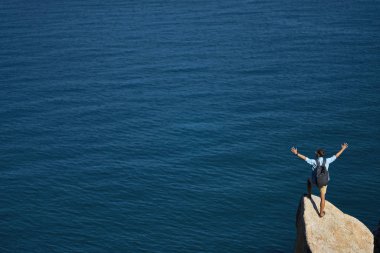 Kayalık sahil açık havada taş üzerinde poz gezgin