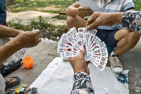 아시아 게이머 놀이 카드 에 공원 옥외 — 스톡 사진
