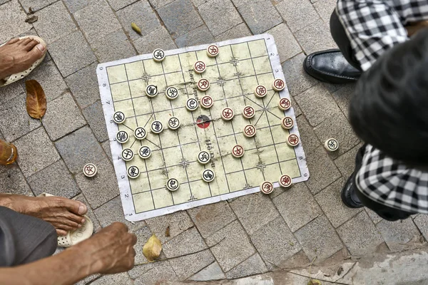 Gamers spelen traditioneel Aziatisch Schaken buitenshuis in Hanoi — Stockfoto