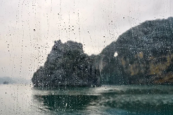 Vista a través de la ventana en el paisaje borroso de la bahía de mar de Halong —  Fotos de Stock