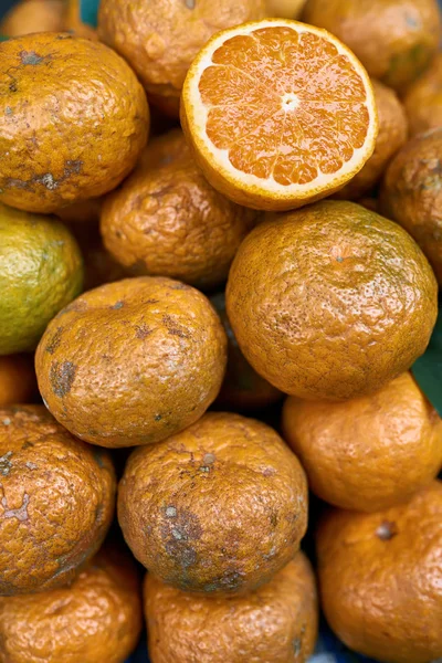 Rijpe gesneden Citrus liggend op stapel sinaasappelen — Stockfoto