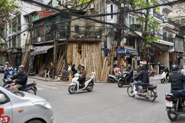 Hanoi motorlu motorcular ile meşgul şehir sokak
