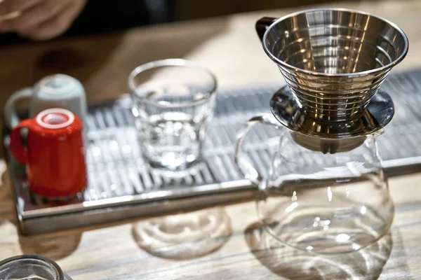 Lege waterkoker, glas, kopjes en koffie Wave dripper op tafel — Stockfoto