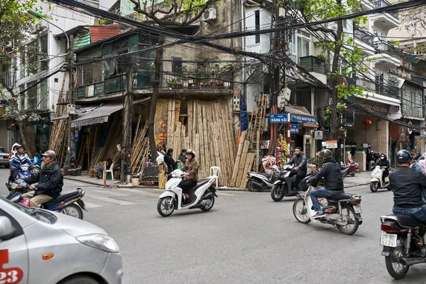 繁忙的城市街道与摩托车在河内 — 图库照片