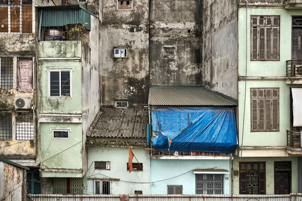 Buitenkant van oude Vietnamese huizen met armoedige muren — Stockfoto