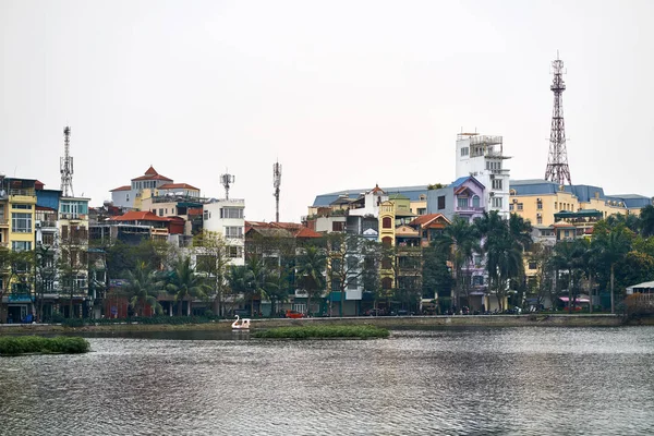 Bunte Häuser mit Zellentürmen am Kai in Hanoi — Stockfoto