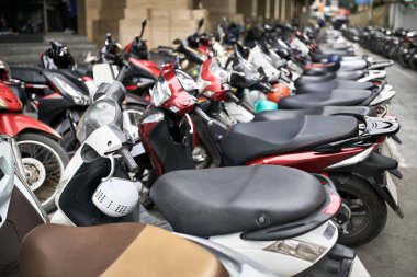 Gün ışığında park etmiş motosikletler çok şehir sokak