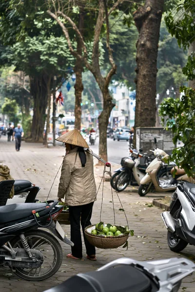 Pintoresca calle de la ciudad asiática con ciudadanos y tráfico — Foto de Stock